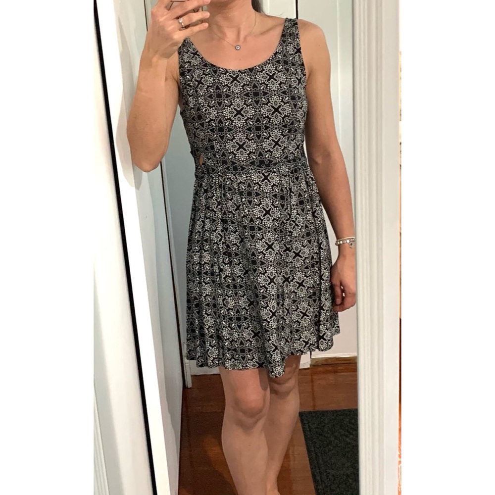 H&M Divided Cut Out Detail Geometric Print Dress